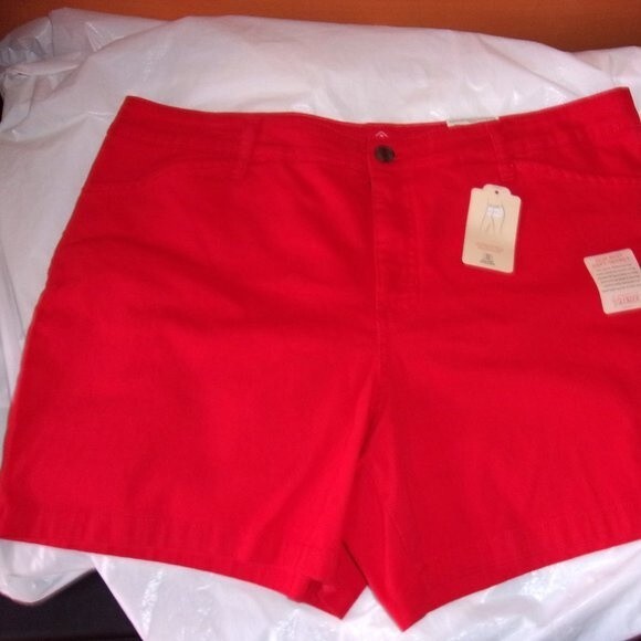 St Johns Bay High Risk Red Size 16 Shorts NWT - Picture 3 of 7